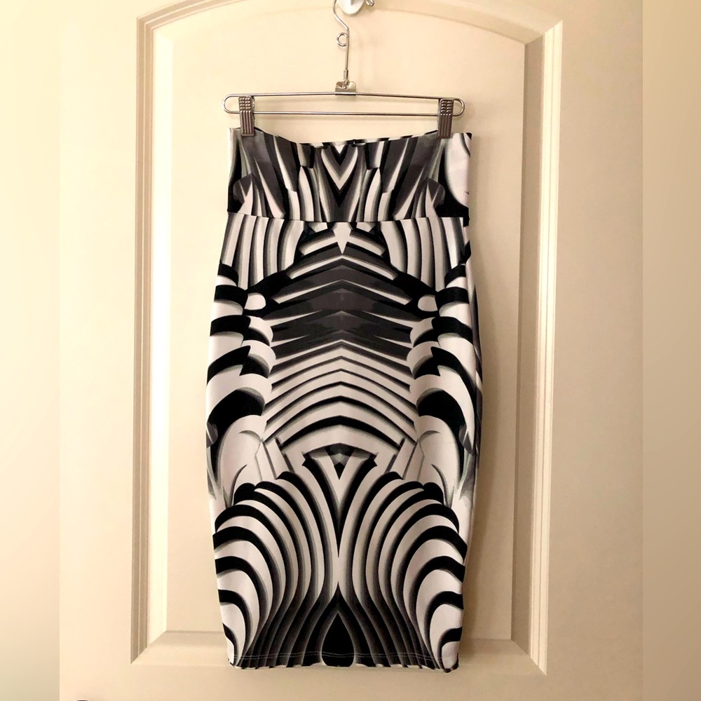 Bebe patterned fitted skirt, size XS